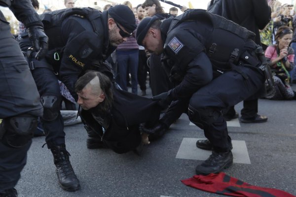 V Prahe sa ekologickí aktivisti prilepili k ceste a zablokovali premávku