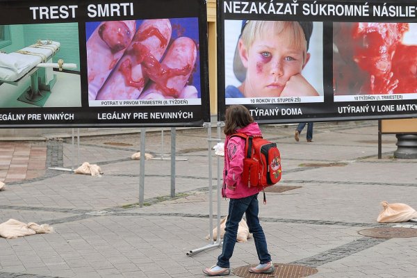 Najprísnejší zákon o interrupciách: V americkom štáte chcú trestať aj obete znásilnenia či incestu