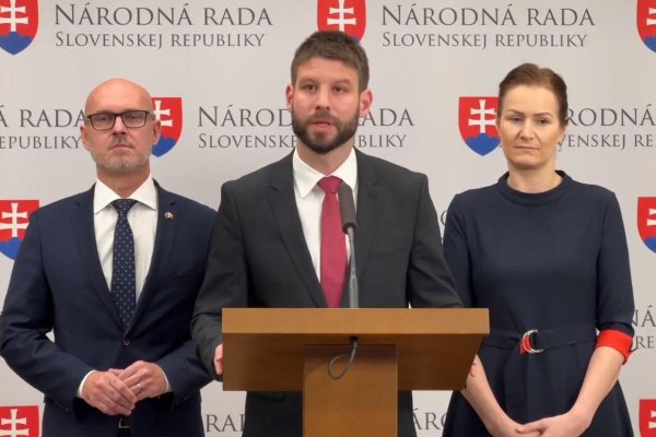 Protesty proti krokom vlády budú pokračovať, informovala opozícia