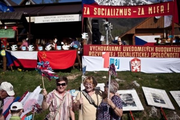 Pred novembrom 1989 sme na väčšinu tovarov a služieb robili dlhšie a dožívali sme sa menej rokov