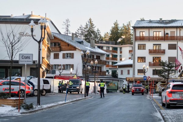 Pri požiari v švajčiarskom lyžiarskom stredisku Crans-Montana zahynulo okolo 40 ľudí