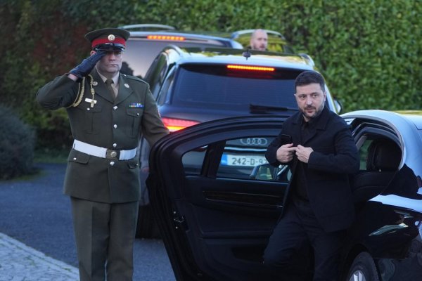 Írska polícia rieši incident s dronmi počas pristávania lietadla so Zelenským