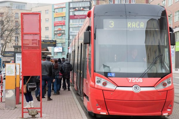 Električky do Karlovej Vsi ešte nepremávajú kvôli sporu o vstup na pozemky