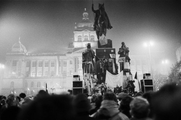 ČR si pripomína výročie Nežnej revolúcie, konajú sa koncerty, besedy aj protesty