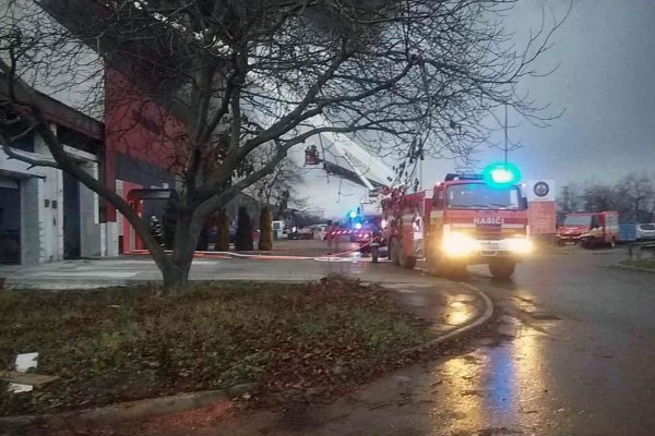 Požiar v Šuranoch hasia už viac ako 24 hodín