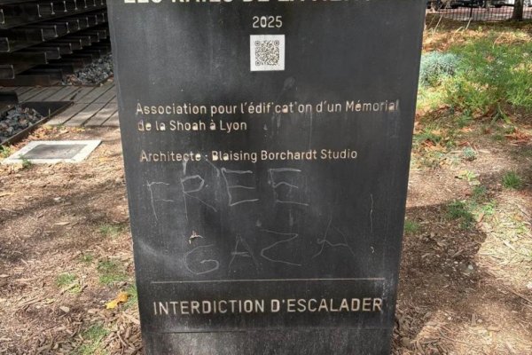 Pamätník holokaustu v Lyone poškodili nápisom „Free Gaza“