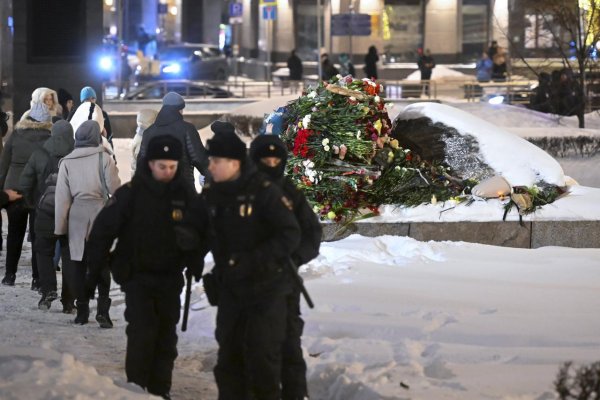 Polícia zatkla v Rusku vyše 130 ľudí, ktorí spomínali na Navaľného