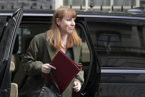 Britská vicepremiérka Angela Raynerová odstúpila z funkcie