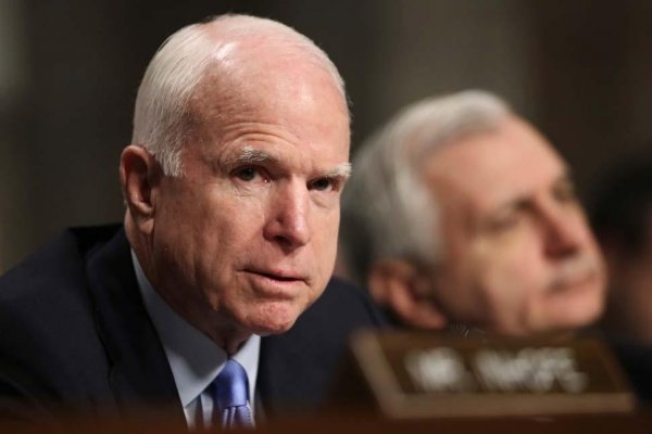 Nie všetci republikáni držia ústa. John McCain napísal, čo si o Trumpovi myslí