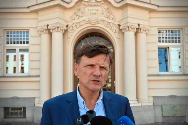 Poslanci Hlina a Holečková vypovedali na polícii pre údajné ohováranie v kauze podozrivých výmen pozemkov