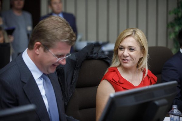 Vláda schválila prísnejšie pravidlá pre vodičov. Zakáže mobil v ruke