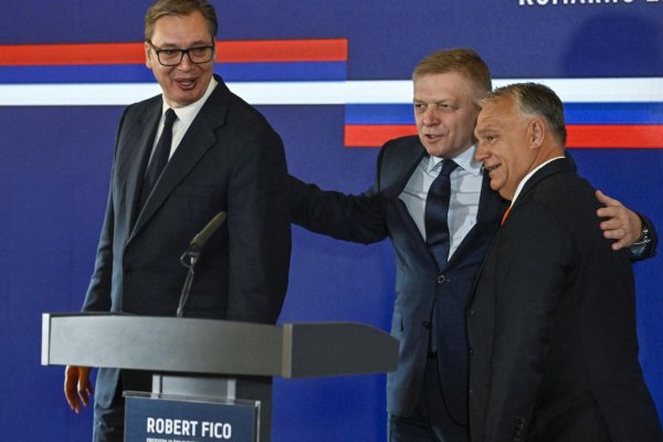 Rastislav Káčer: Fico háji záujem Vučičových nacionalistov a pripravuje Felvidek na pripojenie k Anyaországu