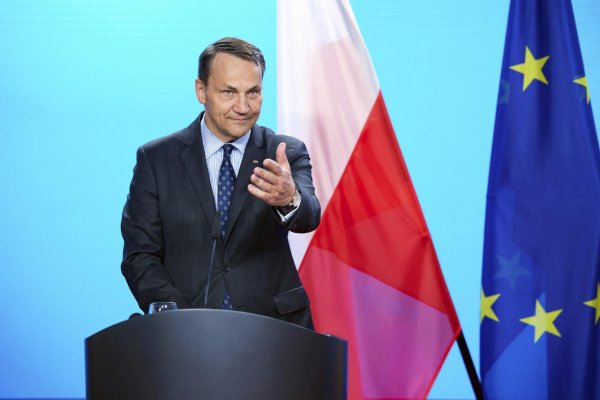 Sikorski ocenil Trumpovu výzvu na zastavenie nákupu ruskej ropy