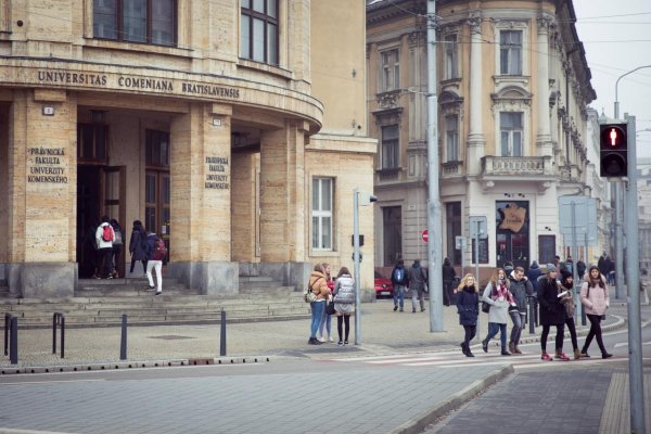 Vysokoškolákov je o 100-tisíc menej. Prečo školy držia učiteľov?