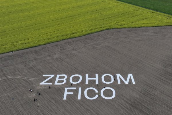 Nápis „Zbohom Fico“ zdobil pole pri letisku M. R. Štefánika, ukradla ho partia mužov na autách