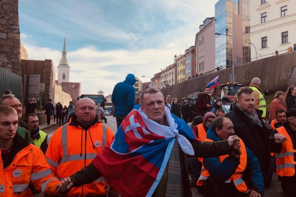 Matečná útočí na farmárov: Ako sa z článku s anonymnými zdrojmi stal „dôkaz“ o zmanipulovaných protestoch