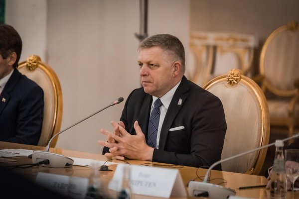Fico tvrdí, že je od začiatku proti očkovaniu. Členovia jeho rodiny vraj zomreli po vakcinácii