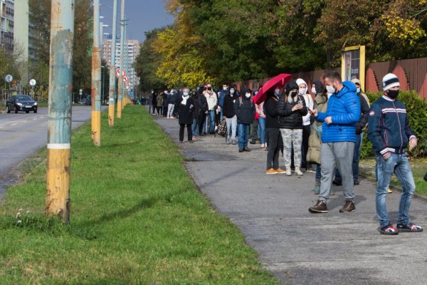 Rúško v exteriéri nebude od pondelka povinné pri dodržaní stanoveného odstupu