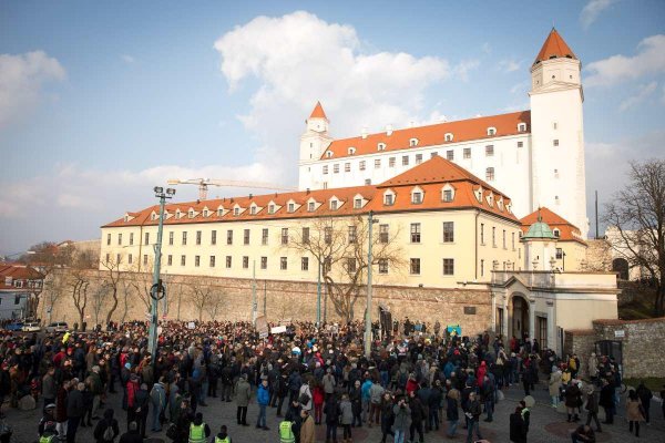 Pred budovou Národnej rady protestovali stovky ľudí