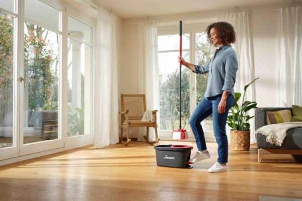 Plavte sa s vlajkovou loďou Vileda na vlne navoňaných podlahových krytín