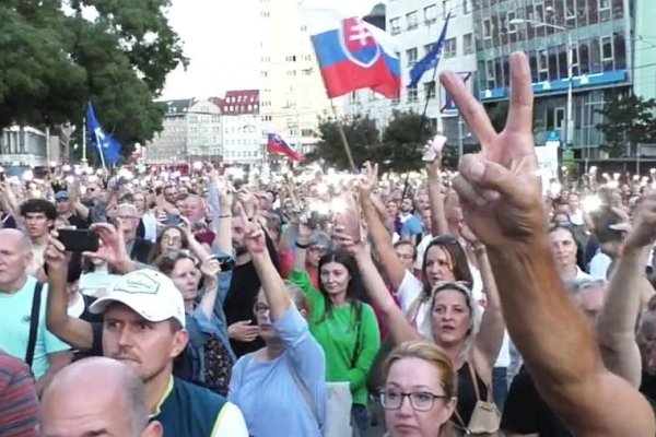 Čo odkázali ľudia z námestia SNP Robertovi Ficovi