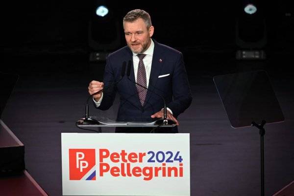 Peter Pellegrini sa zbabelo vyhýba priamej konfrontácii s Ivanom Korčokom. Chce sa premlčať do paláca