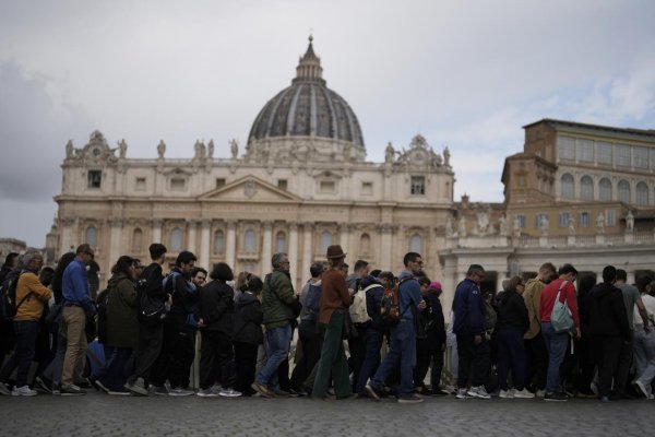 Zosnulému pápežovi Františkovi dosiaľ vzdalo poctu takmer 50 000 ľudí