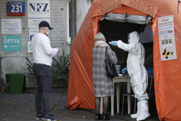 Poľské laboratóriá nestíhajú. Pacienti na výsledky testov čakajú aj sedem alebo osem dní