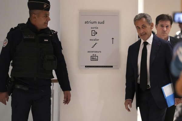 Francúzskeho exprezidenta Sarkozyho odsúdili na päť rokov väzenia