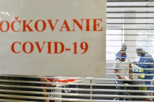 Ochorenie COVID-19 môže mať dlhodobé vedľajšie účinky, vakcína ich nemá