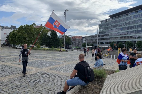 Na Hodžovom námestí v Bratislave demonštruje približne desiatka ľudí