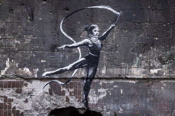 Banksy odhalil novú nástennú maľbu na múre zničenej budovy v Boroďanke