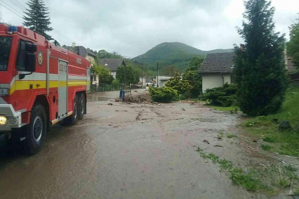 Obec Rudno nad Hronom zaplavila voda, hasiči hlásia jednu obeť, Heger vyjadril lútosť