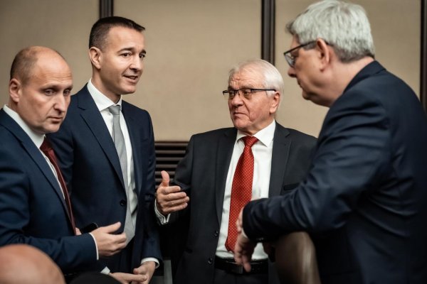 Na dnešné rokovanie vlády prišiel aj ruský veľvyslanec — čo to znamená podľa Eugena Kordu