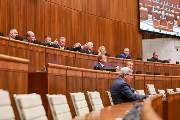 NRSR: Na utorkovom hlasovaní nebolo dosť poslancov, prerušili ho do 14.00 h