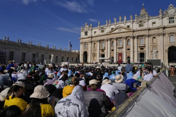 Hrob pápeža Františka sprístupnili pre verejnosť, úctu vzdávajú stovky veriacich