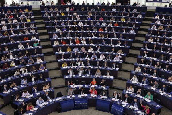 Europarlament schválil zaradenie zemného plynu a jadra ako udržateľných energií