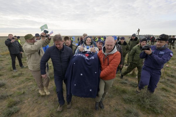 Trojčlenná posádka lode Sojuz MS-26 sa z ISS úspešne vrátila na Zem