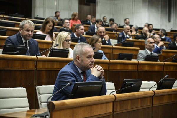 Opozícia kritizuje chaos pri otvorení schôdze, vyzýva vládu na odchod