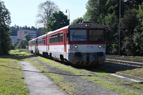 Žilinskí hasiči zasahujú pri požiari rušňa na železnici neďaleko Bytče