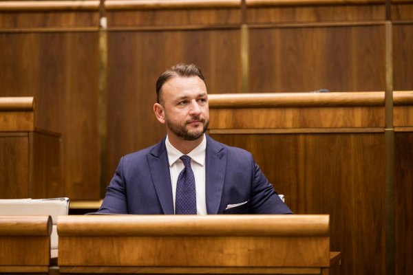 Ak polícia nájde stopy súvisiace s Epsteinom, bude sa nimi zaoberať, vyhlásil minister vnútra