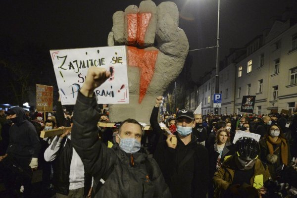 Proti obmedzeniu interrupcií protestovalo v Poľsku 100 000 ľudí