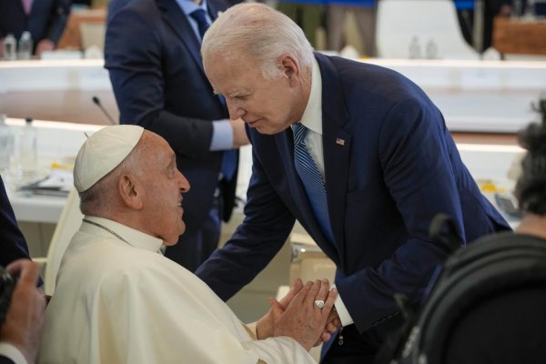 Biden udelil Prezidentskú medailu slobody s vyznamenaním pápežovi Františkovi