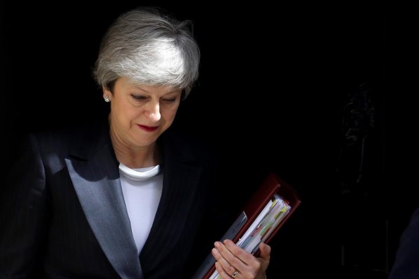 Theresa May sa po blamáži s brexitom rozhodla odstúpiť. Prezradila dátum odchodu