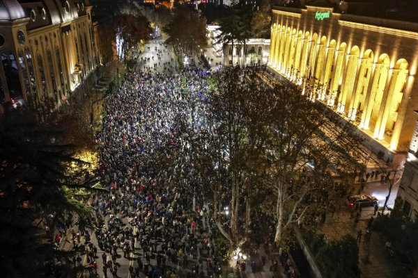 V Gruzínsku po pozastavení rokovaní s EÚ vypukol pred parlamentom masový protest