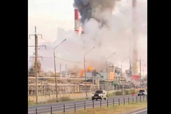 V Rusku horí jedna z najväčších ropných rafinérií. Kremeľ stratil takmer štyridsať percent celkovej kapacity