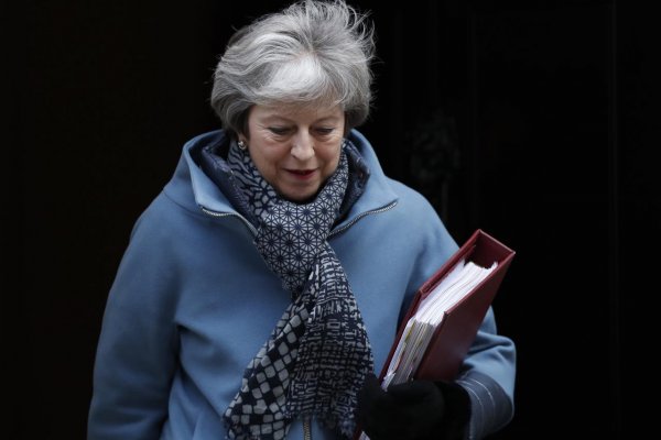 Experti: Theresa May hľadá spojencov, v stávke je aj symbol mieru v Írsku