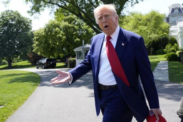 Veľmoc riadi blázon. Trump bombarduje občanov demonštrujúcich proti nemu výkalmi