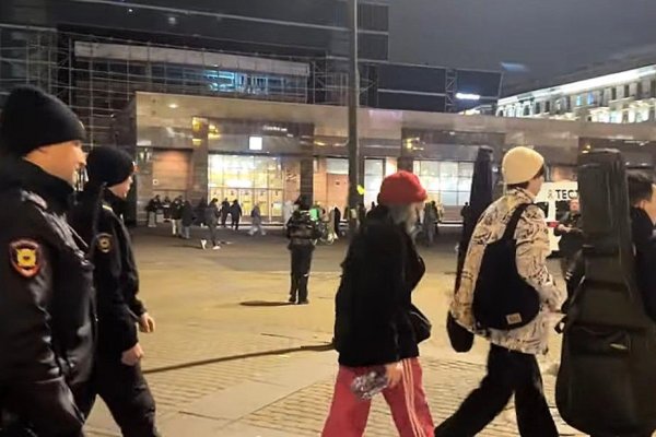 Polícia v Petrohrade zadržala ďalších pouličných hudobníkov, dokonca neplnoletých