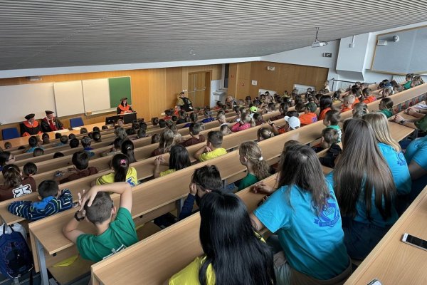 Na školách bude v novom školskom roku pôsobiť viac než 6 700 asistentov učiteľa